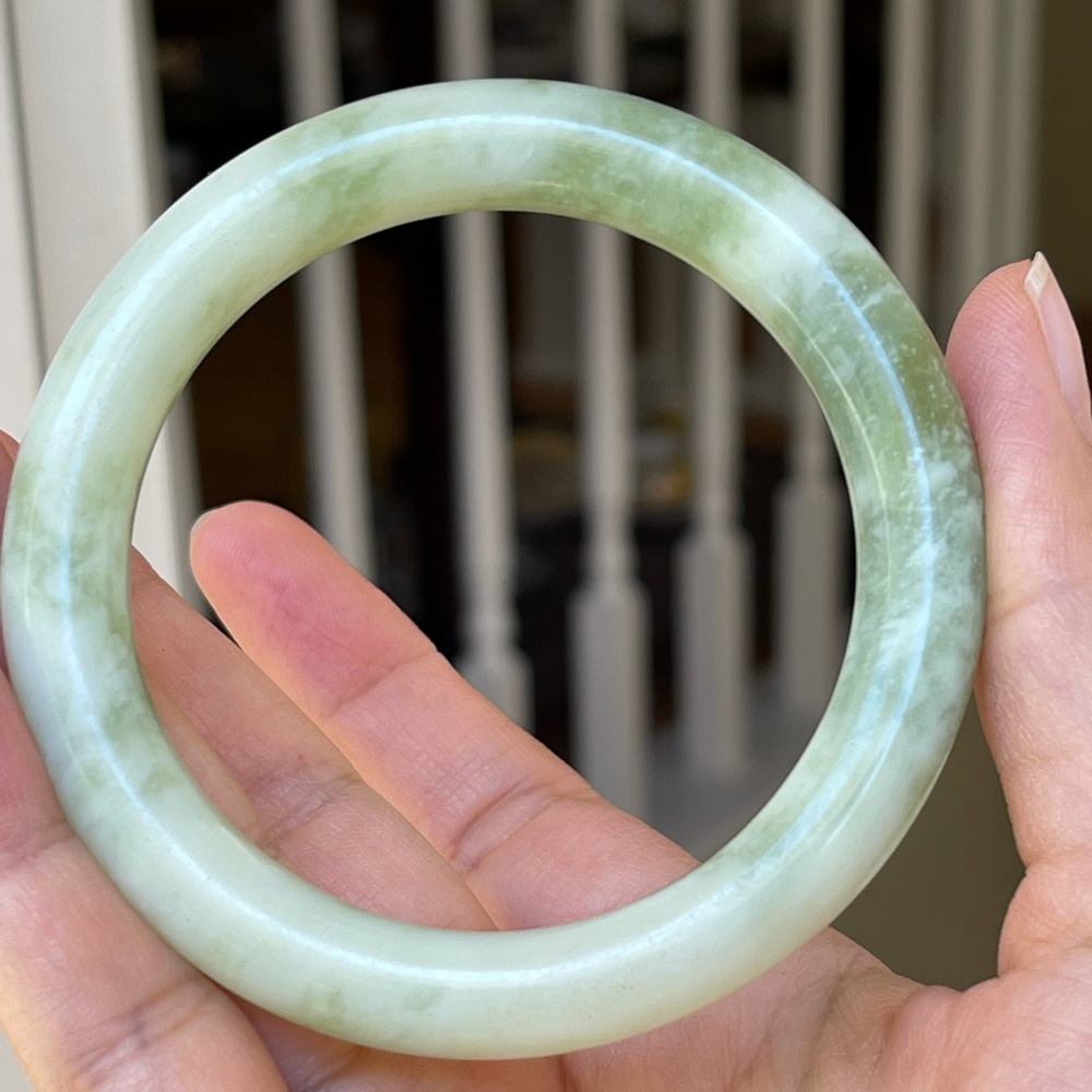 Green treated jade carved bangle bracelet - Picture 5 of 7